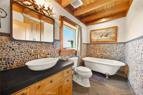 Bath - 27241 Deertrail Dr, Tehachapi, CA 93561 photo 3 of 7