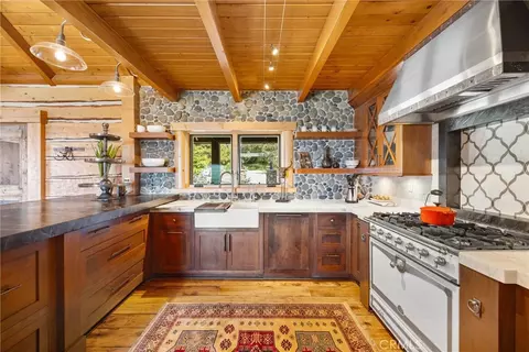 Kitchen - 27241 Deertrail Dr, Tehachapi, CA 93561 photo 2 of 8