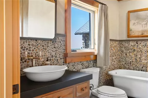 Bath - 27241 Deertrail Dr, Tehachapi, CA 93561 photo 5 of 7