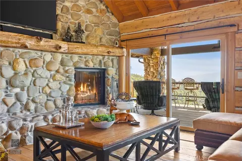 Living - 27241 Deertrail Dr, Tehachapi, CA 93561 photo 9 of 12