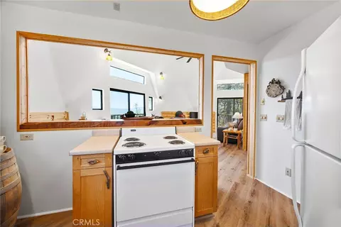 Kitchen - 27241 Deertrail Dr, Tehachapi, CA 93561 photo 7 of 8