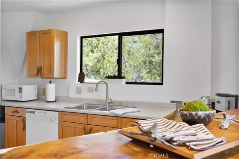 Kitchen - 27241 Deertrail Dr, Tehachapi, CA 93561 photo 8 of 8