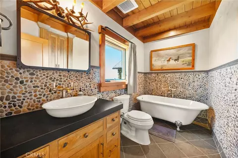Bath - 27241 Deertrail Dr, Tehachapi, CA 93561 photo 3 of 7