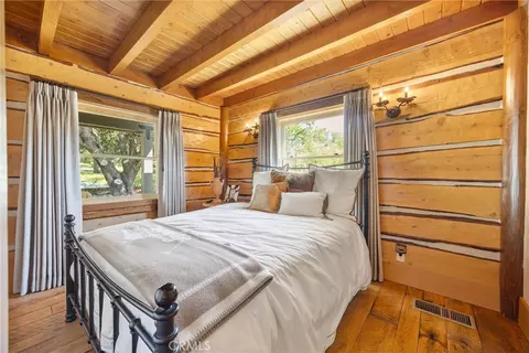 Bedroom - 27241 Deertrail Dr, Tehachapi, CA 93561 photo 2 of 7