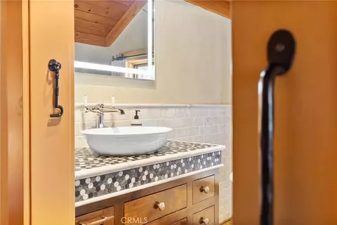 Bath - 27241 Deertrail Dr, Tehachapi, CA 93561 photo 6 of 7