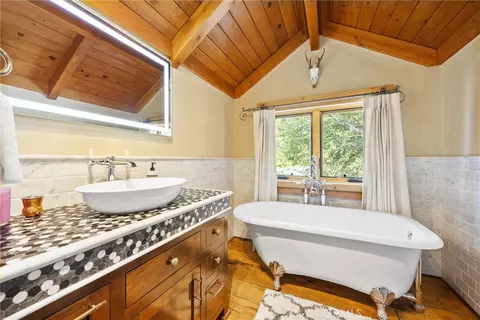 Bath - 27241 Deertrail Dr, Tehachapi, CA 93561 photo 7 of 7