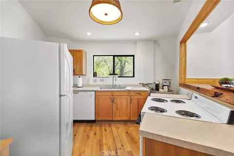 Kitchen - 27241 Deertrail Dr, Tehachapi, CA 93561 photo 6 of 8