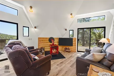 Living - 27241 Deertrail Dr, Tehachapi, CA 93561 photo 11 of 12