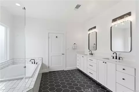 Bath - 16729 Starview Ct, Bakersfield, CA 93314 photo 4 of 5