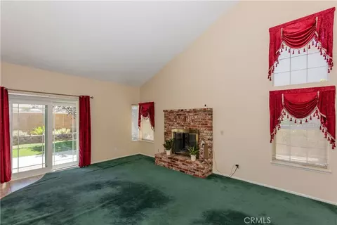 Living - 422 Sherwood Pl, Tehachapi, CA 93561 photo 2 of 5