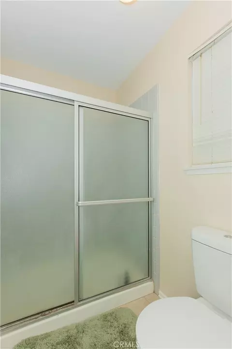 Bath - 422 Sherwood Pl, Tehachapi, CA 93561 photo 3 of 5