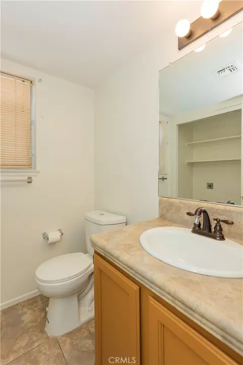 Bath - 422 Sherwood Pl, Tehachapi, CA 93561 photo 1 of 5