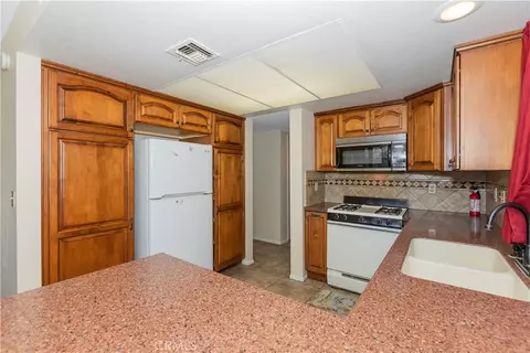 Kitchen - 422 Sherwood Pl, Tehachapi, CA 93561 photo 3 of 5