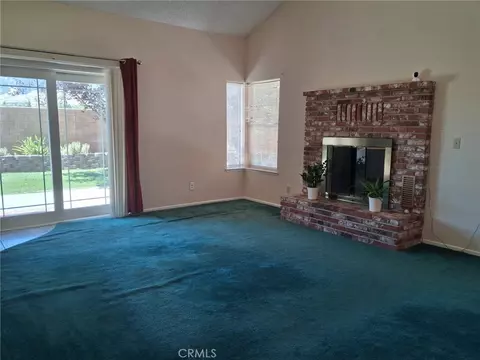 Living - 422 Sherwood Pl, Tehachapi, CA 93561 photo 4 of 5