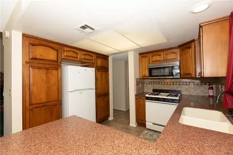 Kitchen - 422 Sherwood Pl, Tehachapi, CA 93561 photo 4 of 5