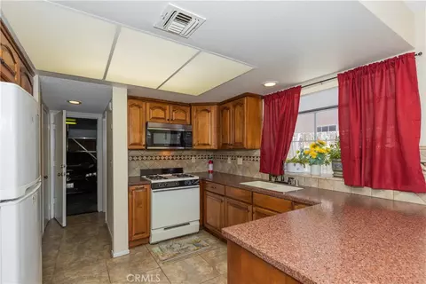 Kitchen - 422 Sherwood Pl, Tehachapi, CA 93561 photo 5 of 5