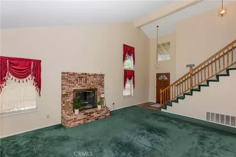 Living - 422 Sherwood Pl, Tehachapi, CA 93561 photo 3 of 5