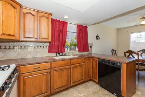 Kitchen - 422 Sherwood Pl, Tehachapi, CA 93561 photo 2 of 5