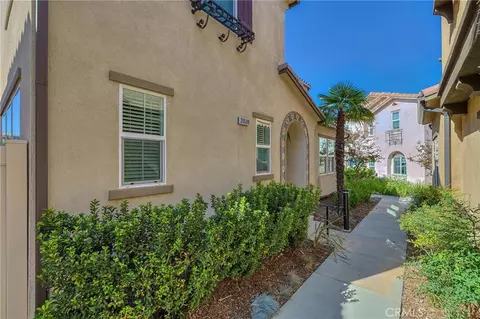 Exterior - 20509 Hazelnut Ct, Saugus, CA 91350 photo 2 of 7