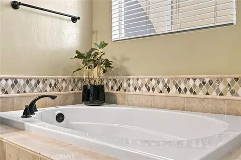 Bath - 14524 Blue Strm, Bakersfield, CA 93314 photo 2 of 5