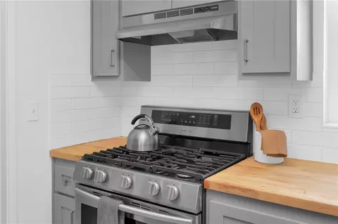 Kitchen - 101 E 35th, Long Beach, CA 90807 photo 3 of 4
