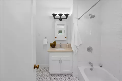 Bath - 101 E 35th, Long Beach, CA 90807 photo 2 of 2