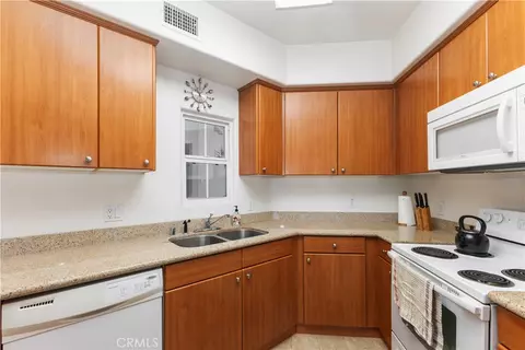 Kitchen - 2716 Lake Pointe Dr #226, Spring Valley, CA 91977 photo 6 of 7