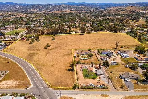 915 9th St, Ramona, CA 92065 photo 2