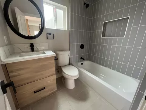 Bath - 1021 D St, Ramona, CA 92065 photo 2 of 3