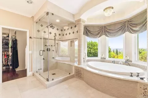 Bath - 14963 Huntington Gate Dr, Poway, CA 92064 photo 7 of 9