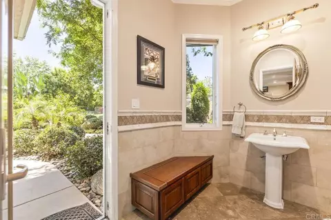 Bath - 14963 Huntington Gate Dr, Poway, CA 92064 photo 2 of 9