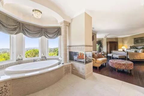 Bath - 14963 Huntington Gate Dr, Poway, CA 92064 photo 6 of 9