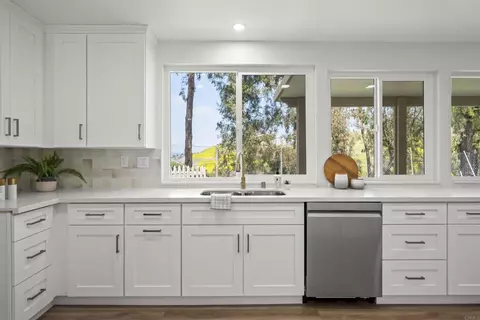 Kitchen - 223 Cottingham Ct, Oceanside, CA 92054 photo 4 of 5