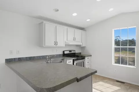 Kitchen - 909 Tierra De Luna, Boulevard, CA 91905 photo 7 of 9