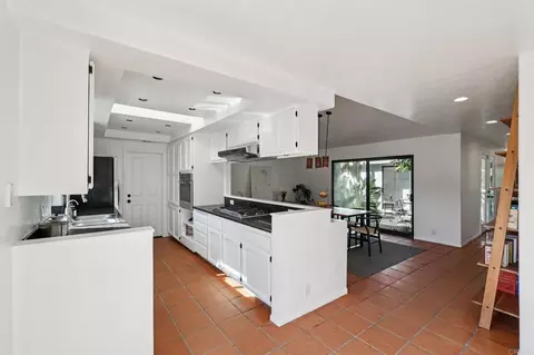 Kitchen - 1761 Winterwarm Dr, Fallbrook, CA 92028 photo 3 of 5