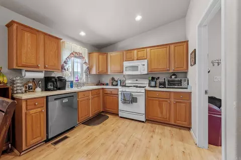 Kitchen - 22002 Lyons Valley Rd, Alpine, CA 91901 photo 2 of 5