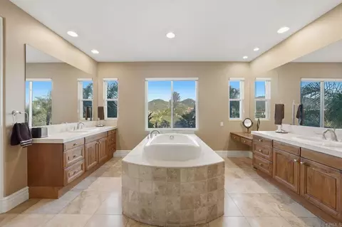 Bath - 15161 La Manda Dr, Poway, CA 92064 photo 3 of 7