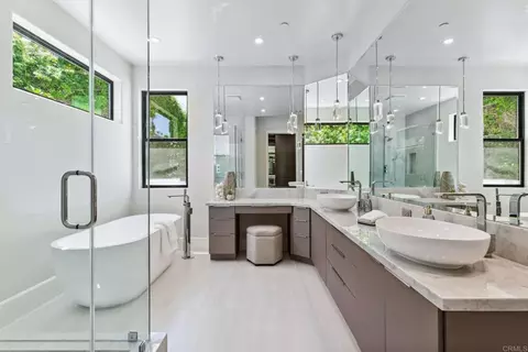 Bath - 9355 Lavell St, La Mesa, CA 91941 photo 3 of 6