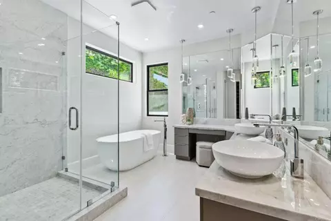 Bath - 9355 Lavell St, La Mesa, CA 91941 photo 2 of 6