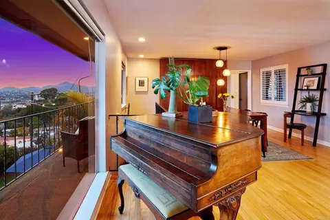 4350 Summit Dr, La Mesa, CA 91941