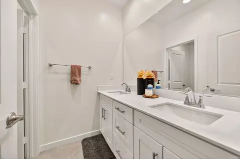 Bath - 39372 Corvina Ln, Temecula, CA 92591 photo 2 of 3
