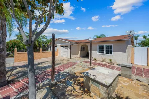 Exterior - 4608 Calle De Retiro, Oceanside, CA 92057 photo 3 of 8