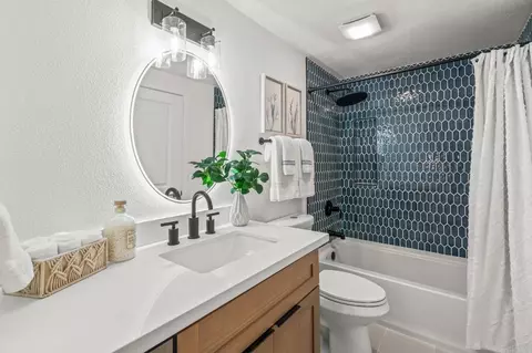 Bath - 90 Montego Ct, Coronado, CA 92118 photo 2 of 6