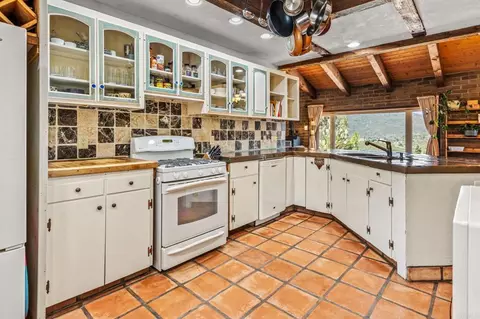 Kitchen - 17089 Lawson Valley Rd, Jamul, CA 91935 photo 2 of 4