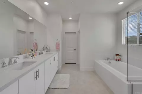 Bath - 35374 Orchard Trl, Fallbrook, CA 92028 photo 3 of 3