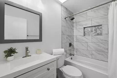 Bath - 821 Del Mar Downs Rd #D, Solana Beach, CA 92075 photo 3 of 3