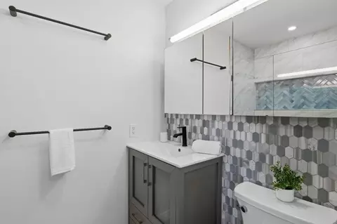 Bath - 821 Del Mar Downs Rd #D, Solana Beach, CA 92075 photo 1 of 3