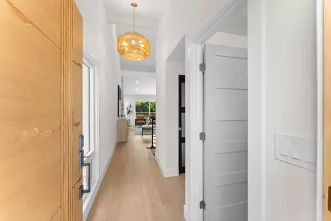Entry Way - 674 Hygeia Ave, Encinitas, CA 92024 photo 1 of 2