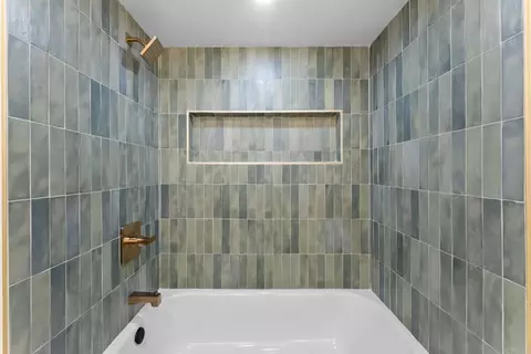 Bath - 674 Hygeia Ave, Encinitas, CA 92024 photo 2 of 4