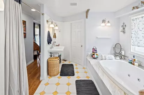 Bath - 649 I Ave, Coronado, CA 92118 photo 4 of 4